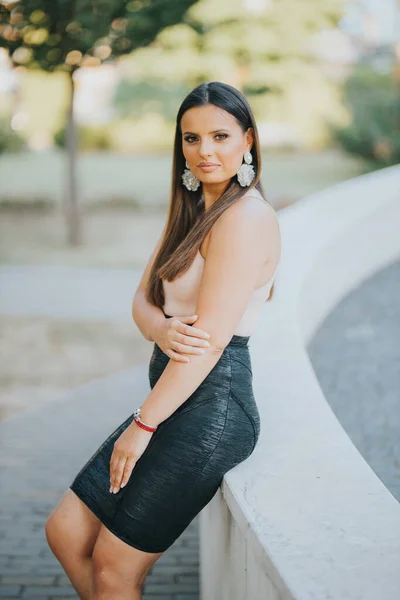 Vertical Shot White Caucasian Woman Wearing Classy Dress Blurred Background — 스톡 사진