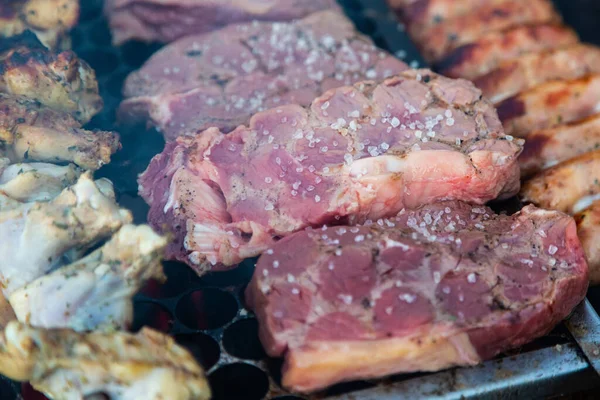 Tiro Foco Seletivo Carne Fresca Grelha — Fotografia de Stock