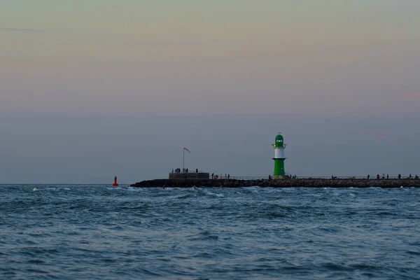 夕暮れ時のバルト海 内陸海 のビーチにある緑と白の灯台 — ストック写真