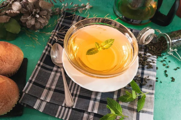透明玻璃杯中的健康芬芳茶 — 图库照片