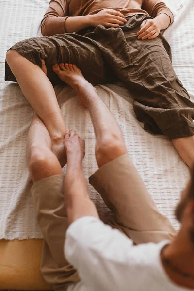 一对成年人夫妇在家里的垫子上做泰式瑜伽按摩练习 — 图库照片
