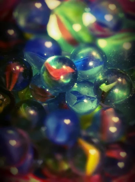 Een Close Shot Van Een Verticaal Beeld Met Kleurrijke Ballen — Stockfoto
