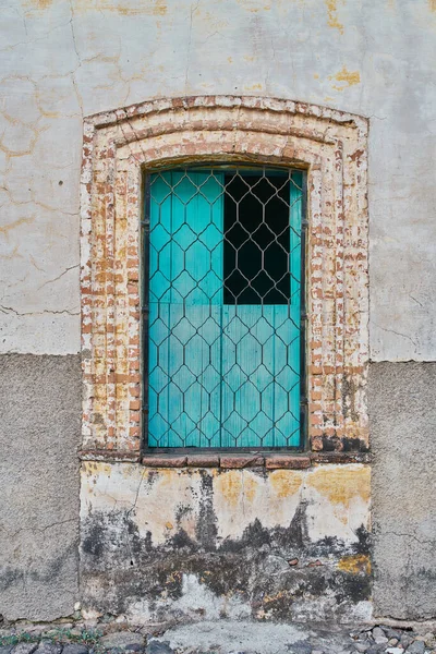 Himmelblaue Fassade Mit Einem Schokoladenfarbenen Holzfenster Auf Einem Rahmen — Stockfoto
