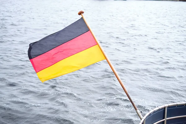 在北海一艘以海水为背景的帆船上悬挂的德国国旗 德国的船舶国籍标志 — 图库照片