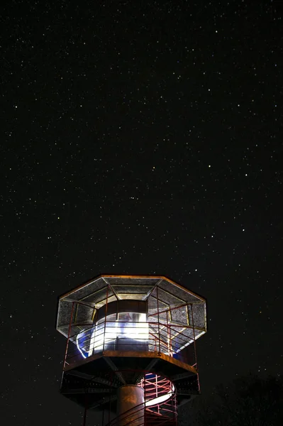 Ángulo Bajo Una Torre Del Observatorio Bajo Una Noche Estrellada — Foto de Stock