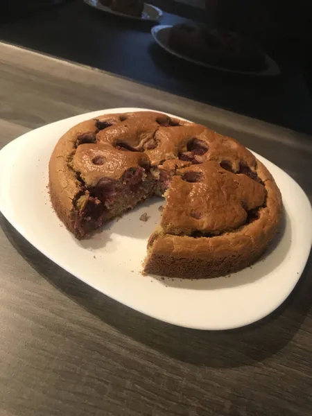 Primo Piano Una Torta Con Bacche Con Una Fetta Mancante — Foto Stock