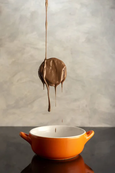 Tiro Vertical Biscoito Com Chocolate Derretido Caindo Tigela Laranja — Fotografia de Stock