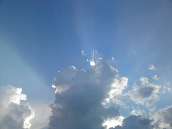 Ein Landschaftlicher Hintergrund Aus Blauem Himmel Und Wolken — Stockfoto