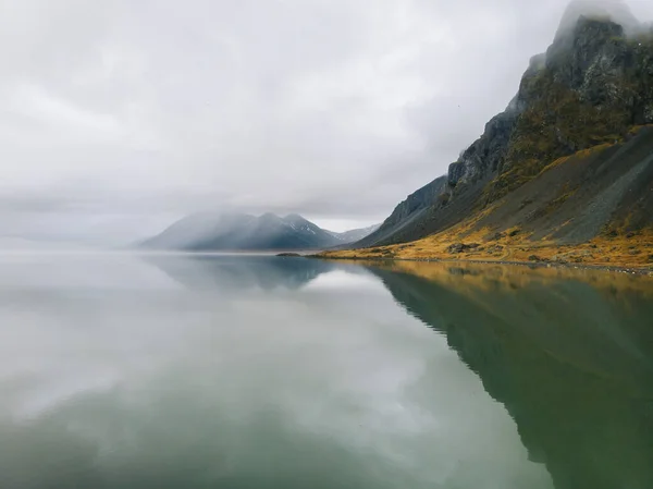 Прекрасна Сцена Гори Відображення Озері Туманний День — стокове фото