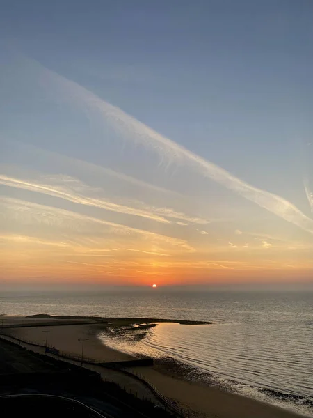 Güzel Bir Günbatımı Gökyüzünün Altında Sahilin Dikey Bir Görüntüsü — Stok fotoğraf