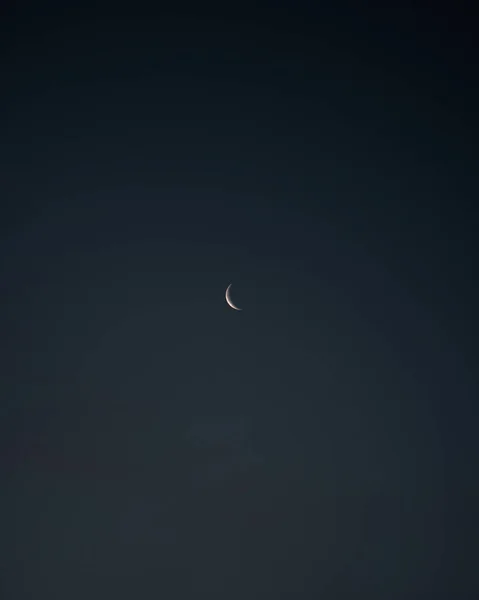 Een Verticaal Shot Van Maan Afnemende Halve Maan Fase Nachts — Stockfoto