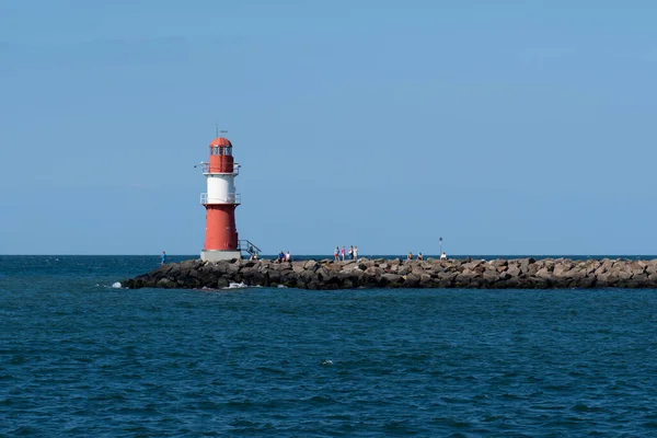 Faro Rojo Blanco Mar Báltico Mar Interior Con Cielo Despejado —  Fotos de Stock