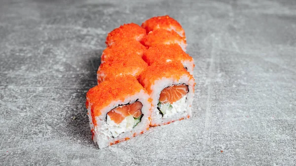 Primer Plano Apetitosos Rollos Sushi California Con Salmón Una Superficie —  Fotos de Stock