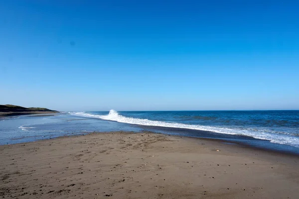晴れた日には青空の下でビーチの美しい景色 — ストック写真