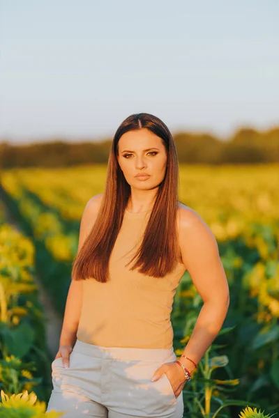 Vertical Shot White Caucasian Woman Posing Picture Sunflower Field — 스톡 사진