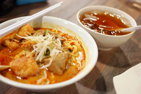 Malezya Nın Kuala Lumpur Şehrinin Geleneksel Yemekleri Masada Servis Edilmektedir — Stok fotoğraf
