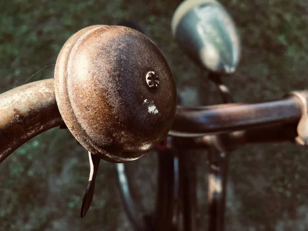 Primer Plano Una Campana Rústica Una Bicicleta Aire Libre Durante —  Fotos de Stock