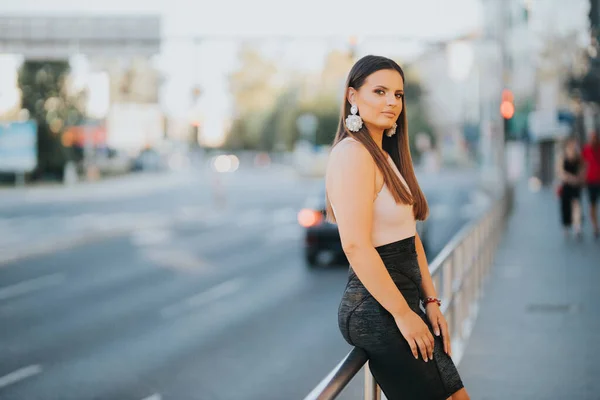 Uma Mulher Branca Branca Vestindo Vestido Elegante Fundo Embaçado — Fotografia de Stock