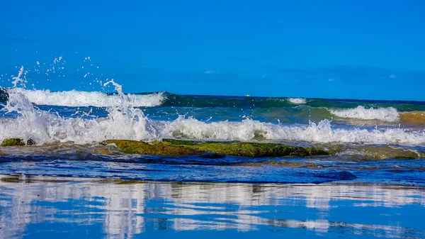 Μια Όμορφη Θέα Της Κυματιστή Θάλασσας Που Χτυπά Βραχώδη Παραλία — Φωτογραφία Αρχείου