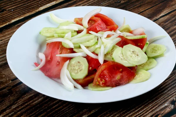 Eine Schüssel Sommersalat Mit Gurken Tomaten Und Zwiebeln — Stockfoto