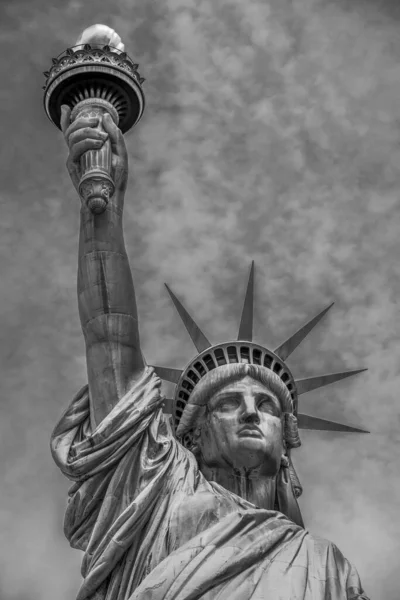Μια Γκρίζα Άποψη Του Αγάλματος Της Ελευθερίας Στη Νέα Υόρκη — Φωτογραφία Αρχείου