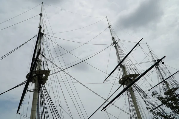 Ein Tiefflug Von Einem Mast Eines Segelschiffs Einem Bewölkten Tag — Stockfoto