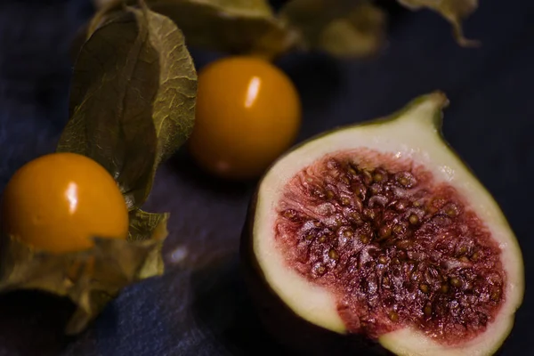 Macro Shot Figo Meio Fatiado Lado Frutos Physalis Uma Superfície — Fotografia de Stock