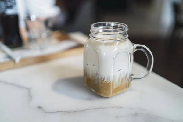 Gros Plan Cappuccino Froid Dans Joli Verre Sur Table Blanche — Photo