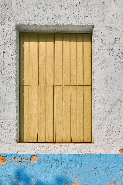 Musztarda Żółta Fasada Okna Zabytkowe Drzwi Drewniane — Zdjęcie stockowe