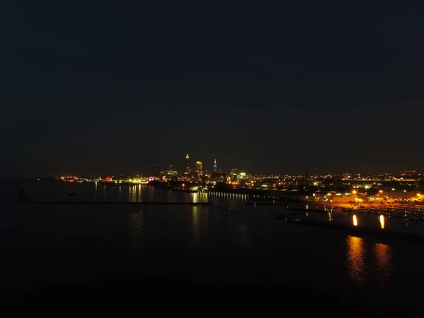 Eine Luftaufnahme Von Küstengebäuden Mit Funkelnden Nachtlichtern — Stockfoto