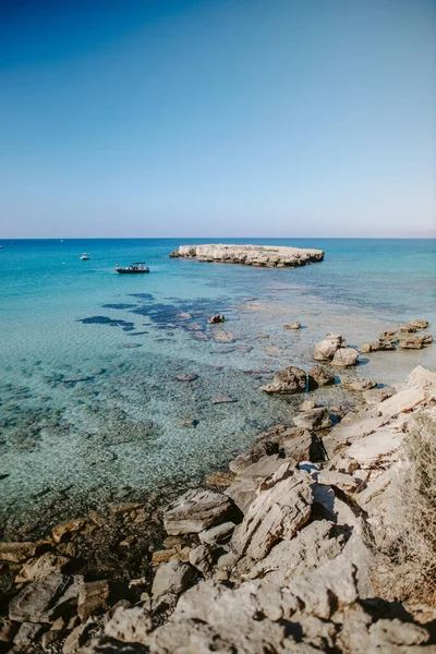 Plano Vertical Una Costa Con Rocas Blue Lagoon Chipre — Foto de Stock