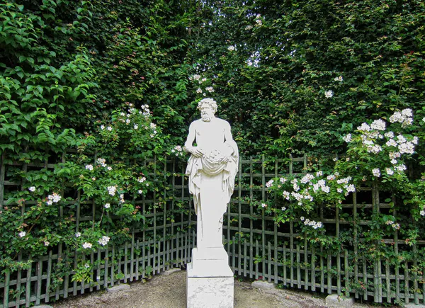 Escultura São Petersburgo Jardim Com Fundo Arbustos Verdes — Fotografia de Stock