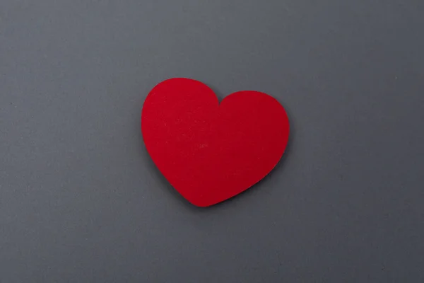 Czerwone Serce Odizolowane Szarym Tle Walentynkowa Koncepcja — Zdjęcie stockowe