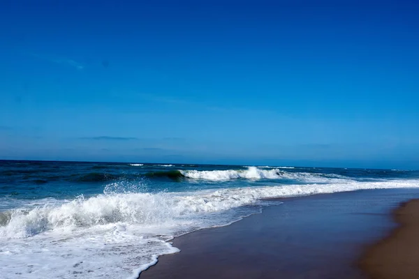 Прекрасне Хвилясте Море Під Блакитним Небом Сонячний День — стокове фото
