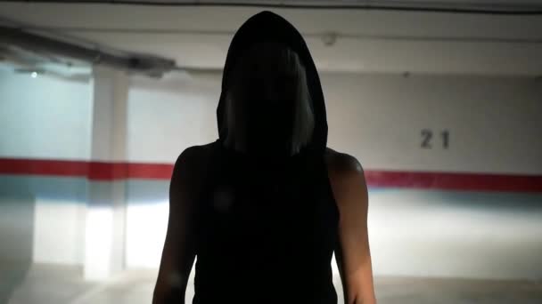 Silhouet Van Een Vrouw Met Een Pistool Stad — Stockvideo