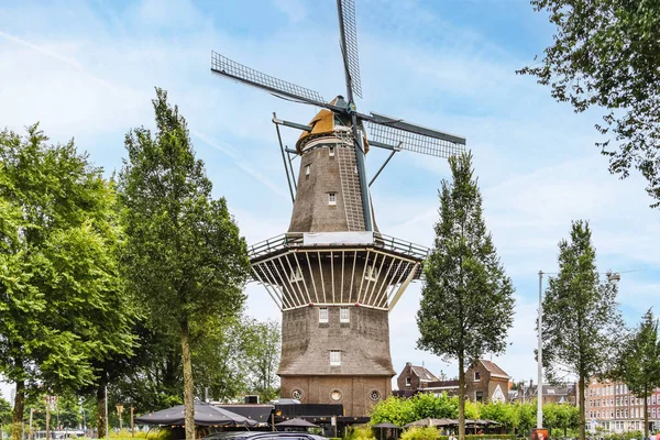 Väderkvarn Omgiven Vackra Gröna Träd Amsterdam Nederländerna — Stockfoto