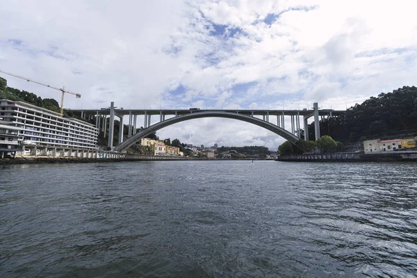 Eine Nahaufnahme Zeigt Eine Brücke Über Den Fluss Porto Portugal — Stockfoto