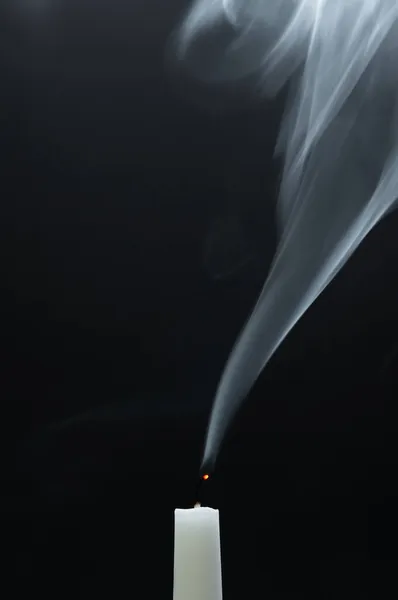 Вертикальний Знімок Курильної Білої Свічки Чорному Тлі — стокове фото