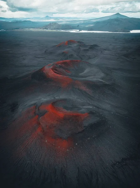 冰岛在多云的天空下垂直拍摄的火山和山脉 — 图库照片