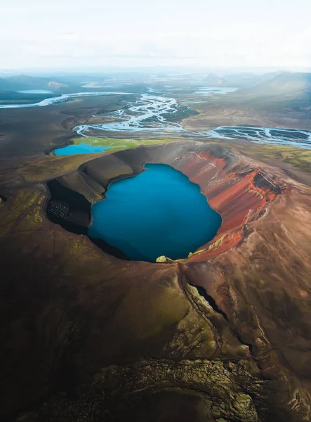 Colpo Verticale Bellissimo Lago Craterico Fiume Sotto Cielo Nebbioso Islanda — Foto Stock