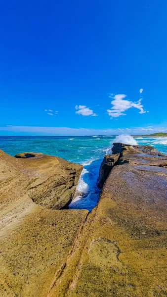 Una Hermosa Vista Del Mar Ondulado Golpeando Los Acantilados Rocosos — Foto de Stock