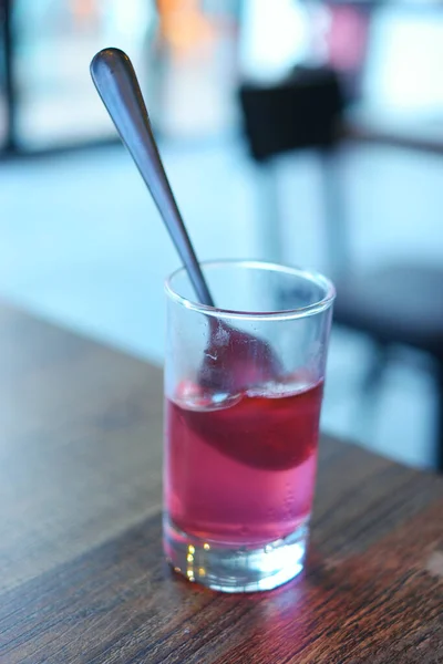 テーブルの上の飲み物 — ストック写真