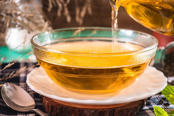 透明ガラスカップの中の健康的な芳香のお茶 — ストック写真