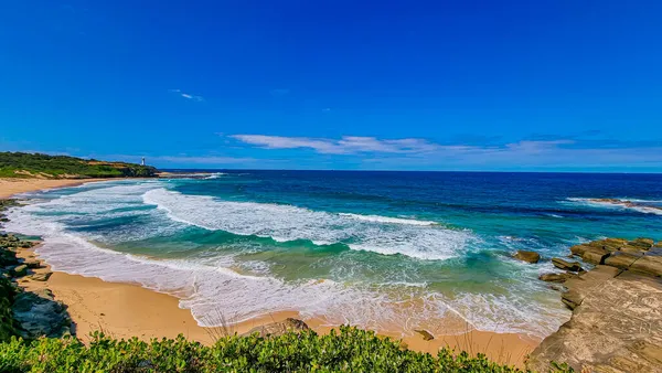 Una Hermosa Vista Del Mar Ondulado Que Golpea Playa Arena — Foto de Stock