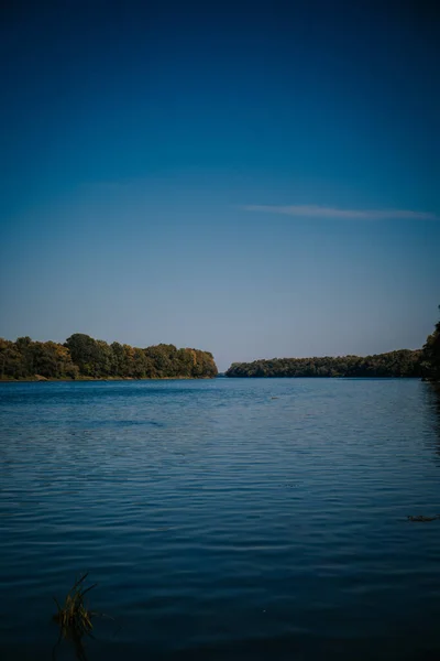 Uma Vista Natural Belo Lago Calmo Floresta Sob Céu Azul — Fotografia de Stock
