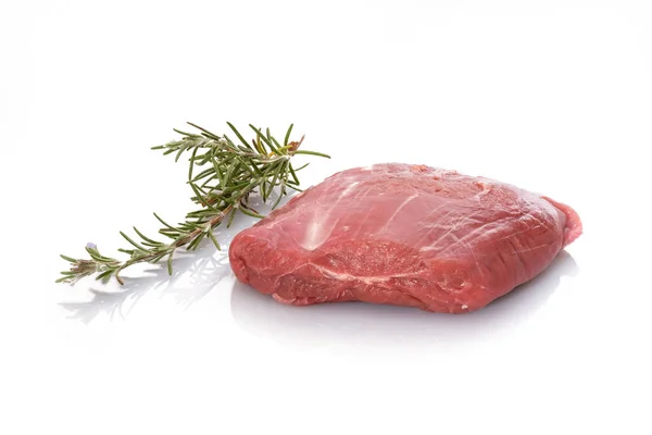 Eine Scheibe Rohes Lammfleisch Mit Rosmarin Auf Weißem Hintergrund — Stockfoto