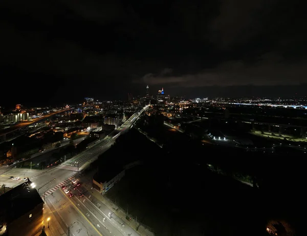 Parlak Gece Işıkları Olan Binaların Gökyüzü Manzarası — Stok fotoğraf