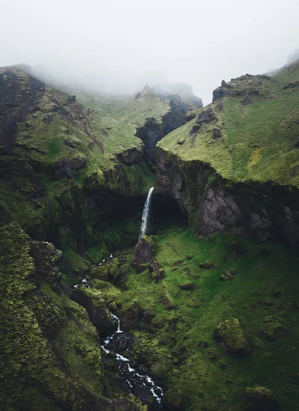 Tiro Vertical Rio Cachoeira Fluindo Entre Montanhas Rochosas Sob Céu — Fotografia de Stock