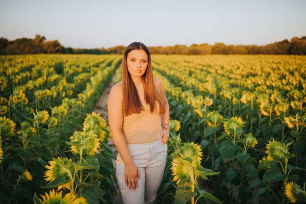 Ung Vit Kvinnlig Modell Som Poserar Ett Solrosfält — Stockfoto