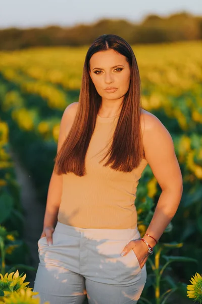 Vertical Shot Young Caucasian Female Model Posing Sunflower Field — 스톡 사진